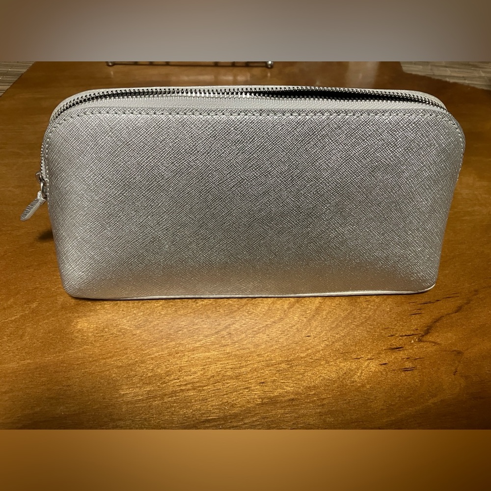 Cole Haan Metallic Silver go anywhere leather case - Picture 2 of 5